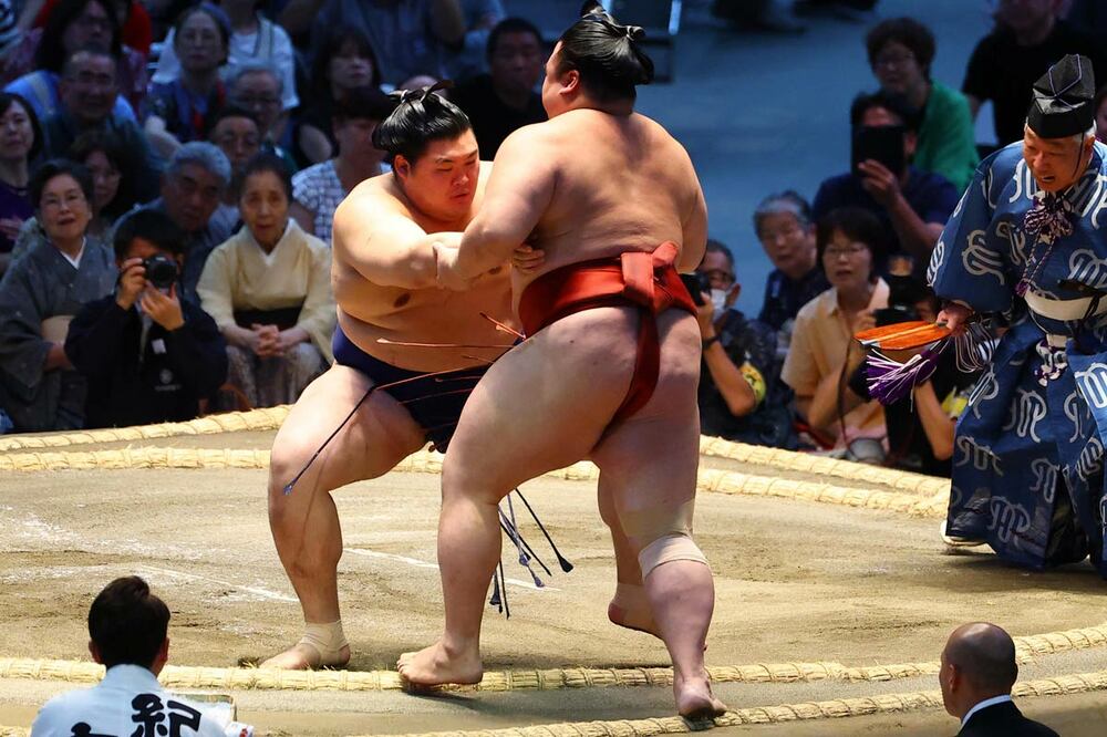 押し出しで勝利した大の里