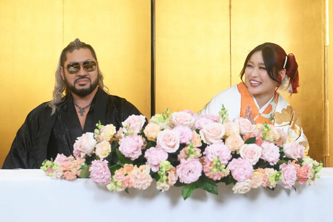 結婚発表会見ではにかむNARAKU(左)とイヨ・スカイ
