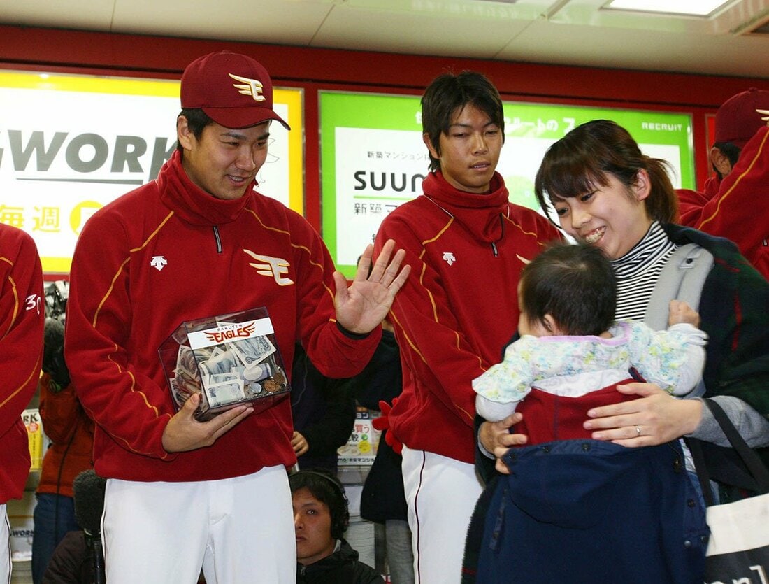 2011年の震災後には、楽天ナインとして募金活動も行った田中将大(左)