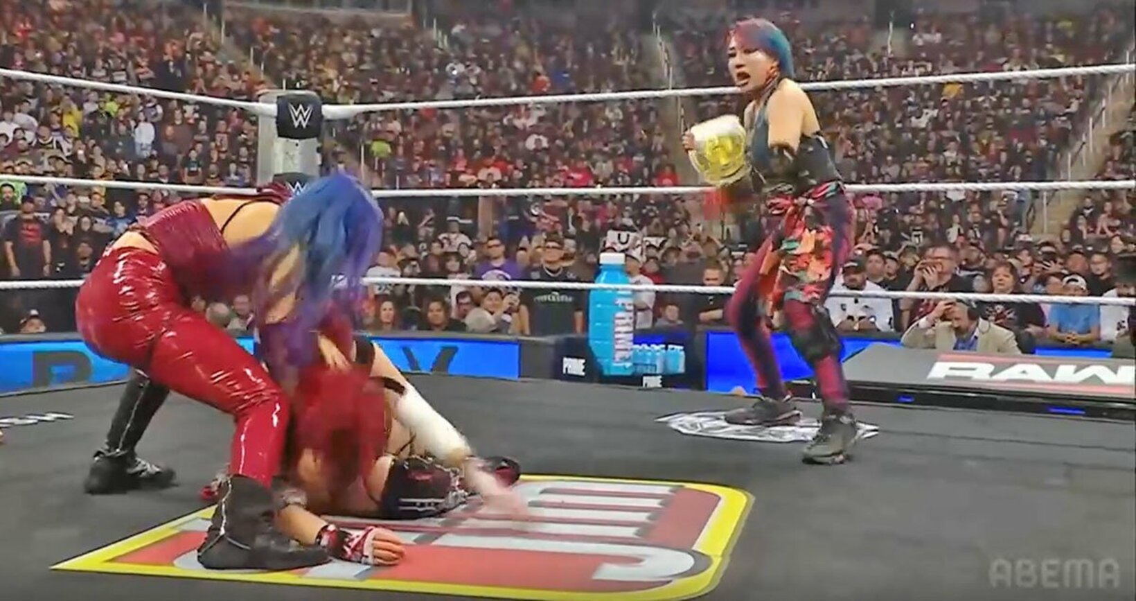 乱入してイヨ・スカイ(中)を狙うアスカ(右)とカイリ・セイン（©AbemaTV, Inc.）