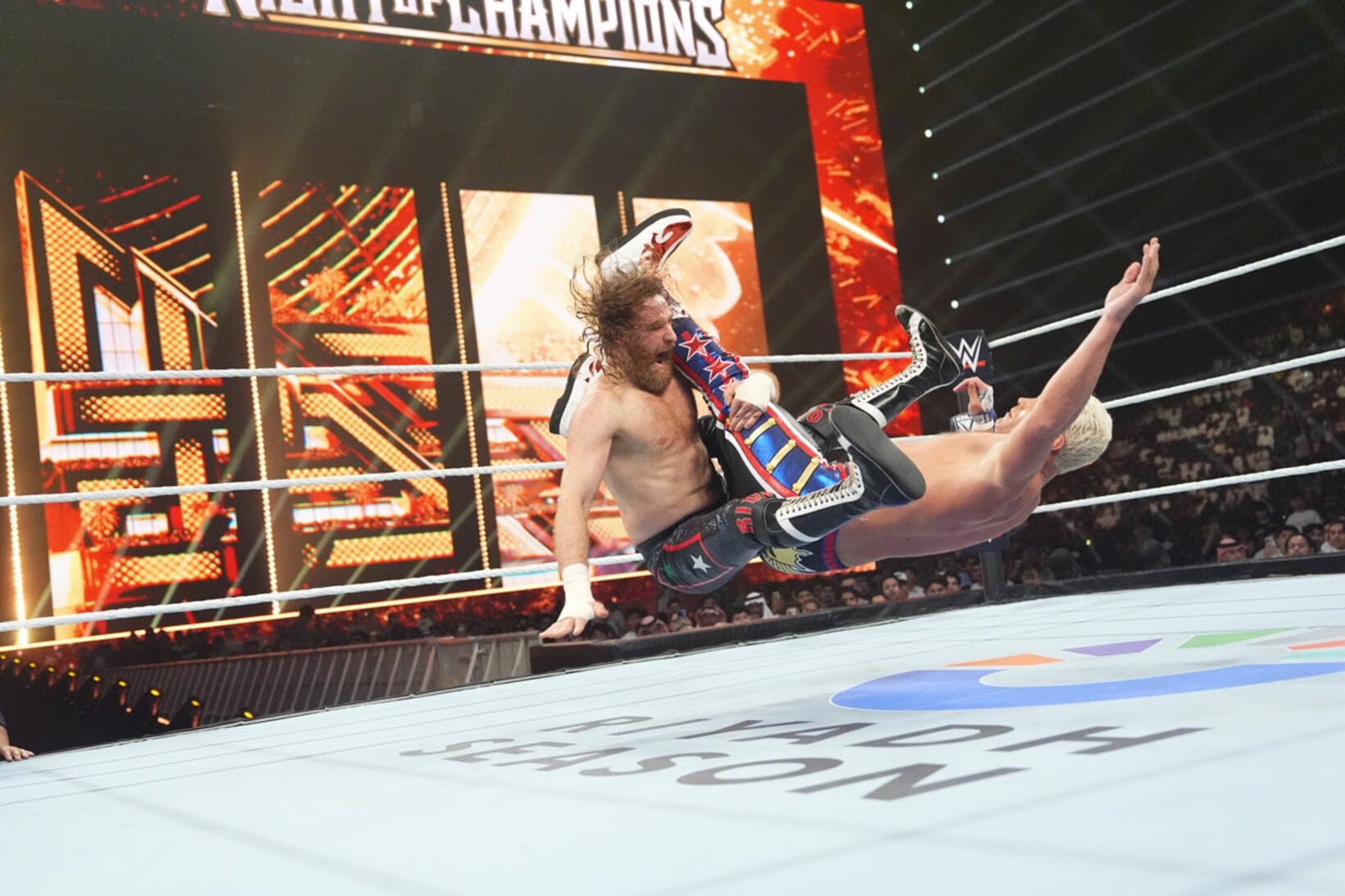 サミ・ゼイン（左）がブルーサンダーボムを決める（©WWE）