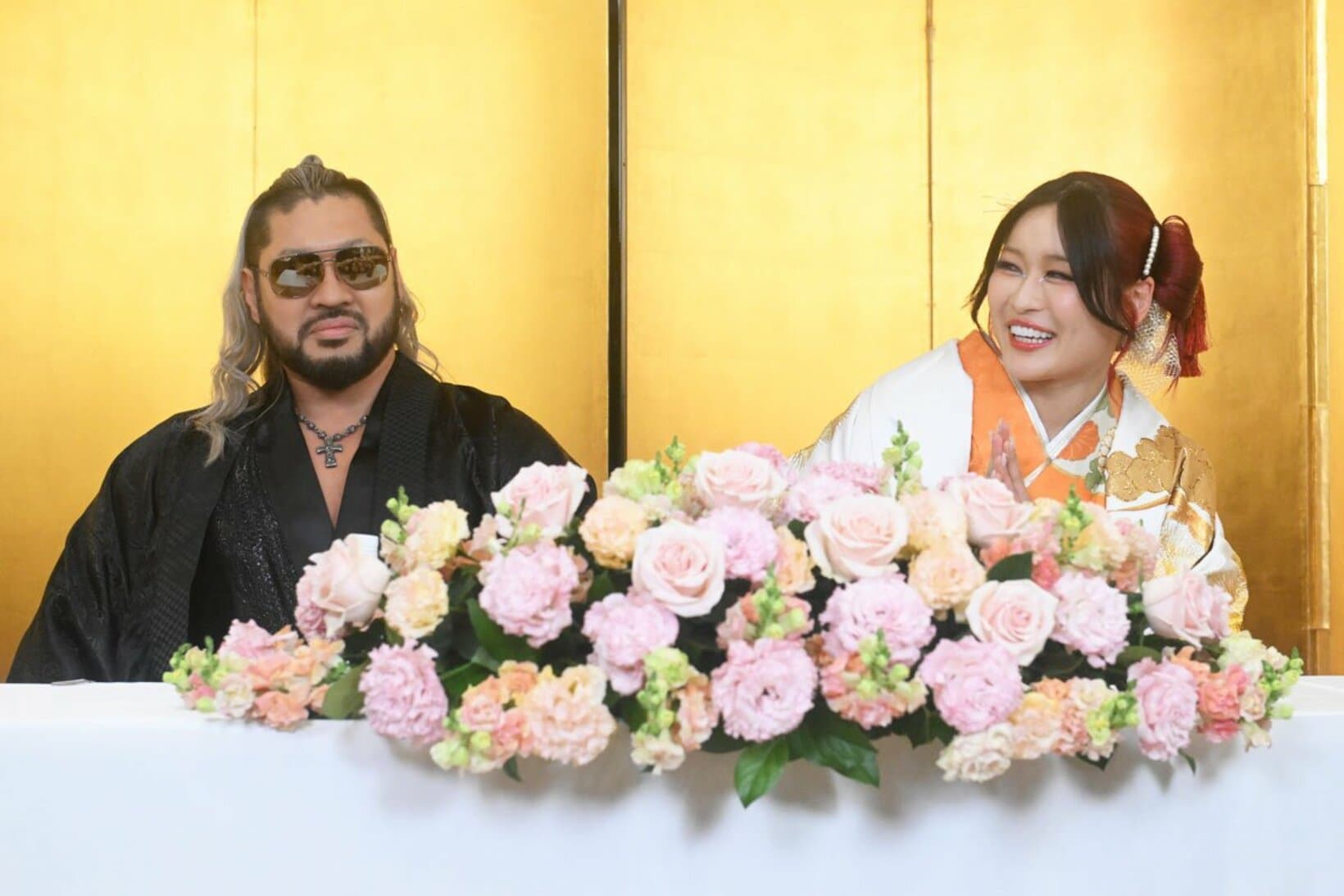結婚発表会見ではにかむNARAKU(左)とイヨ・スカイ
