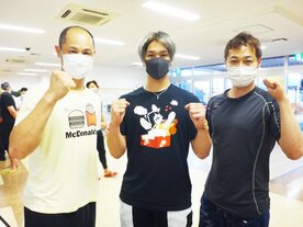  「任せたぞ！」と北津留翼(左)と山田庸平(右)が嘉永泰斗を激励（東スポWeb）
