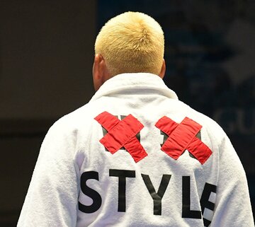 「××ＳＴＹＬＥ」と書かれたガウンを着て登場した中嶋勝彦