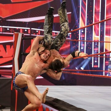  エプロンでモリソン（右）に危険なスープレックスを見舞ったリドル（©2021-WWE,-Inc.-All-Rights-Reserved.）