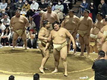 ぶつかり稽古で大の里(手前右)に胸を出す高安