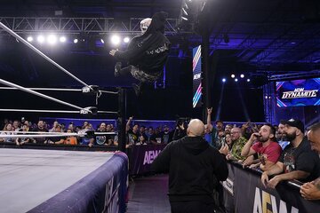 ゲイブ・キッド（手前）はダービー・アリン（上）のコフィンドロップを浴びた（©All Elite Wrestling）