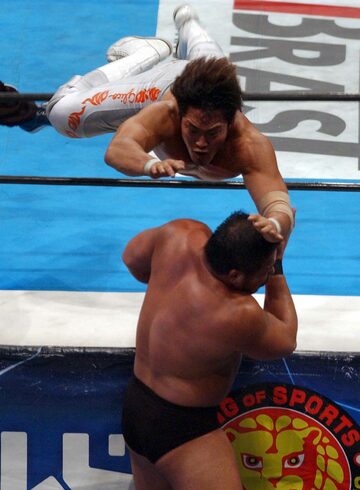 決死の覚悟で場外へ人間ロケット。棚橋執念のＶだった