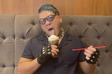 好物をなめながら取材に応じる河上〝シャーマン〟隆一