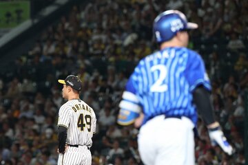 ＤｅＮＡ・牧秀悟（手前）に２４号３ランを打たれた阪神・大竹耕太郎