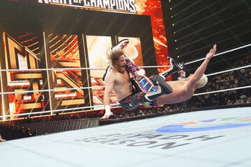サミ・ゼイン（左）がブルーサンダーボムを決める（©WWE）