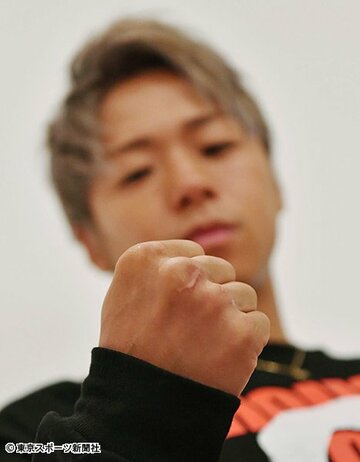  手術した右拳を見つめる武尊