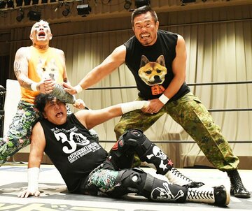  一時は邪道を追い詰めたNOSAWA（左）と杉浦だったが…