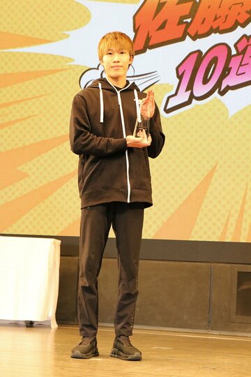 １０連勝賞の記念品を手にする佐藤励　