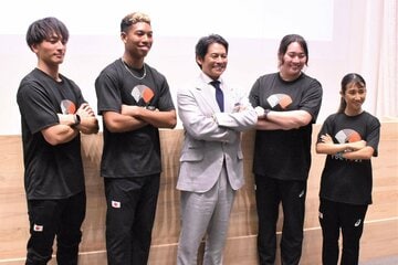 リレーフェスティバルに登場した(左から)橋岡優輝、サニブラウン・ハキーム、織田裕二、北口榛花、田中希実