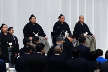 100周年記念式典に出席する（左から）大の里、豊昇龍、八角理事長