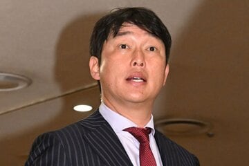 12団監督会議に出席した広島・新井監督