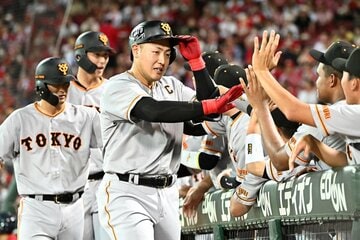 ２戦連発となる３４号３ランを放った巨人・岡本和真(中)