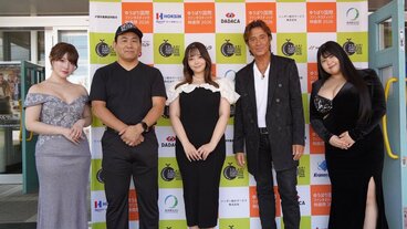 「ギャルゾンビ」に出演した羽賀研二（右から２人目）