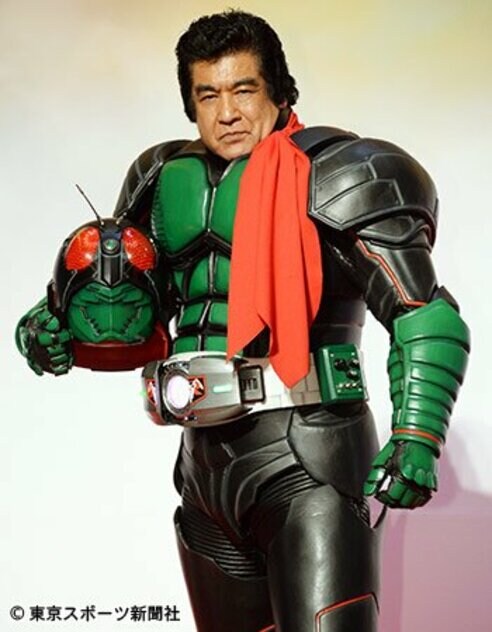70歳・藤岡弘、45年ぶり“マスクオフ”で仮面ライダースーツ姿披露