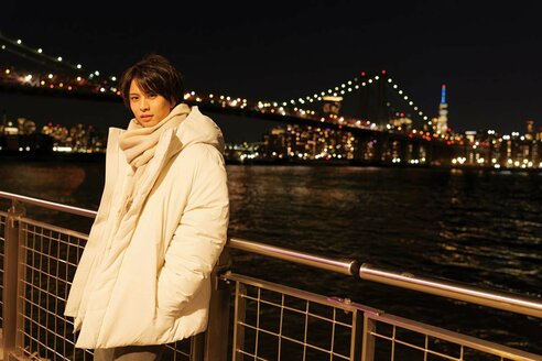 ミュージカル俳優・岡宮来夢の2nd写真集が週間売り上げ1位 中面