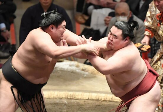  隆の勝（右）を突き出しで下した阿炎（東スポWeb）