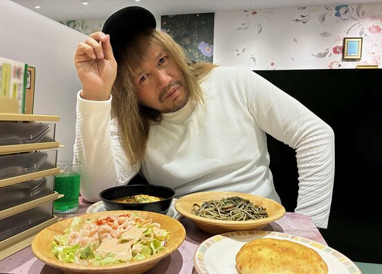 ファミレスで取材に応じた内藤哲也