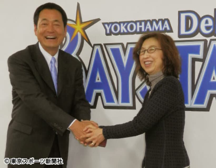 ＤｅＮＡオーナーに就任した南場智子氏（右）。左は中畑監督（２０１２年撮影）