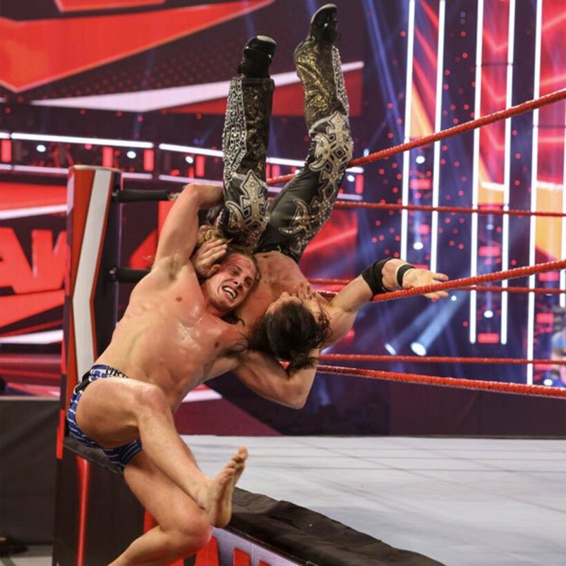  エプロンでモリソン（右）に危険なスープレックスを見舞ったリドル（©2021-WWE,-Inc.-All-Rights-Reserved.）