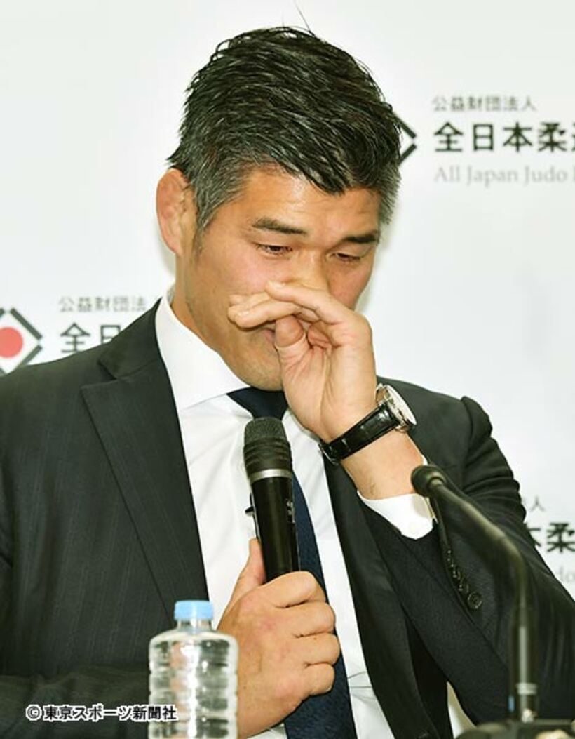  落選した選手を思いやり、涙ぐむ井上監督