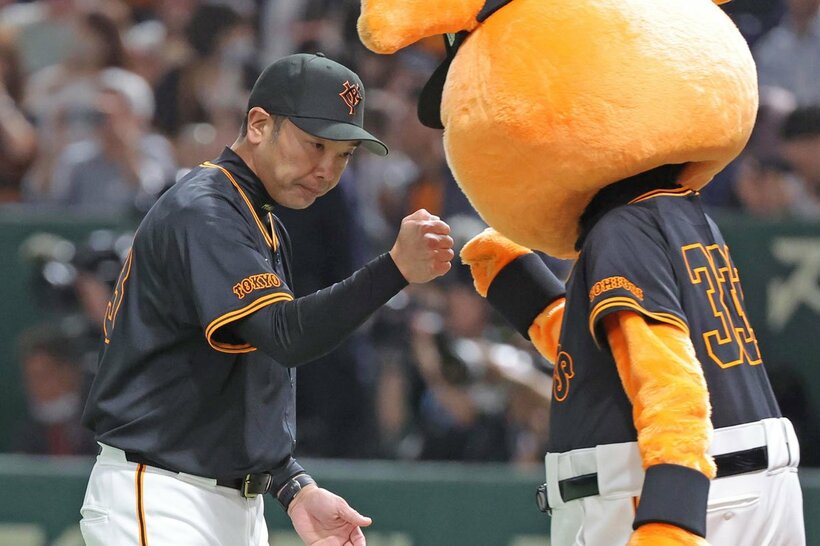 ジャビットとグータッチする巨人・阿部監督