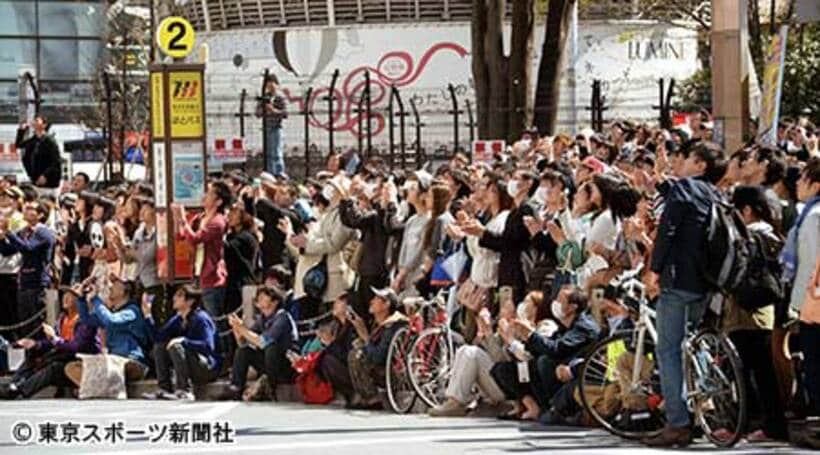 生中継が行われた大型ビジョンに見入る大勢の人たち