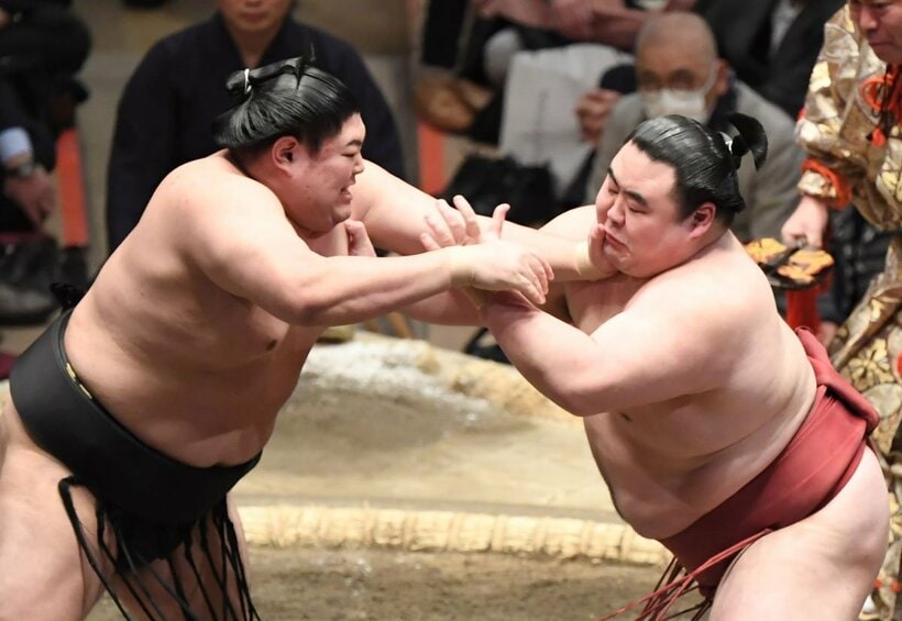  隆の勝（右）を突き出しで下した阿炎（東スポWeb）