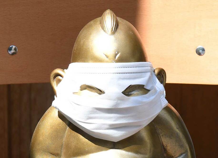  非常事態宣言中にはビリケンさんもマスクを着用していた（東スポWeb）