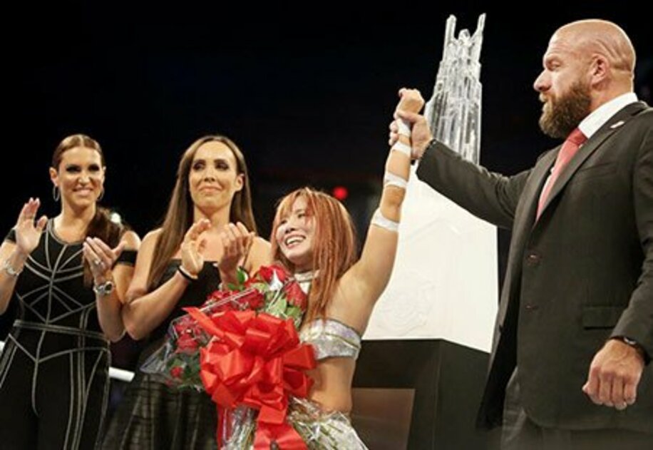  トリプルＨ（右）から花束を贈呈されたカイリ（Ｃ）2017　WWE,　Inc.　All　Rights　Reserved.