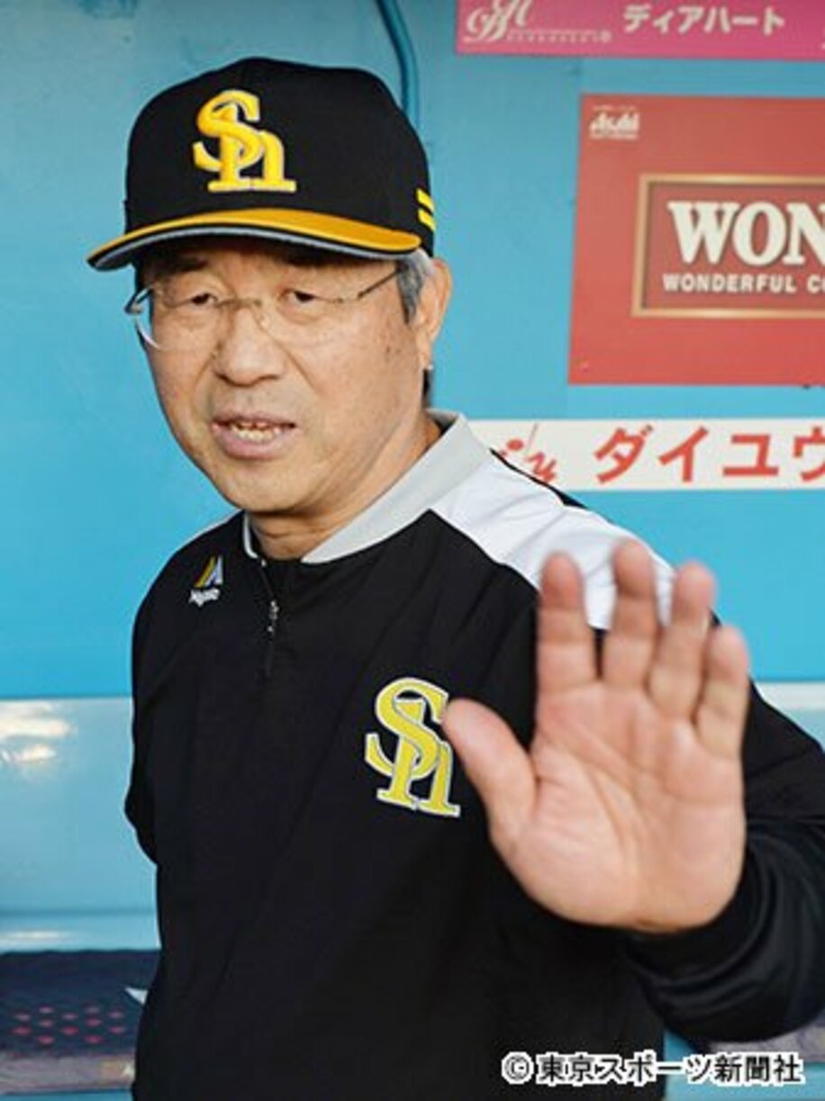 新井貴浩の引退について聞かれ「サヨナラじゃ」と本紙カメラに手を振る達川光男コーチ