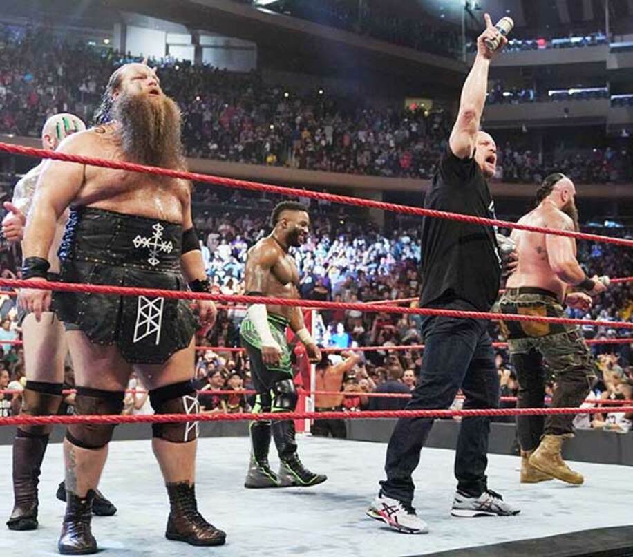  オースチン（右から２人目）が缶ビールの乾杯で、ストローマン（右）とロリンズの勝利を祝った　（Ｃ）2019 WWE, Inc. All Rights Reserved.