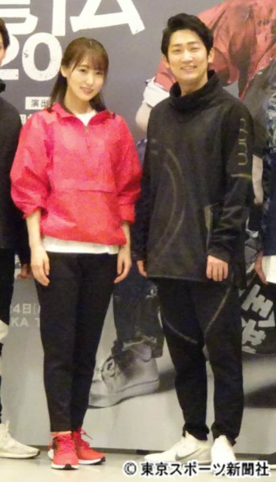  菅井友香（左）と石田明