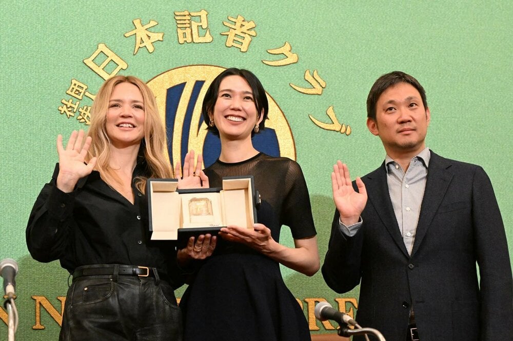 左からヴァージニ・エフィラ、岡本多緒、濱口竜介監督