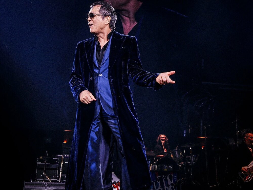 エアギターで会場を盛り上げる矢沢永吉（写真・HIRO KIMURA）