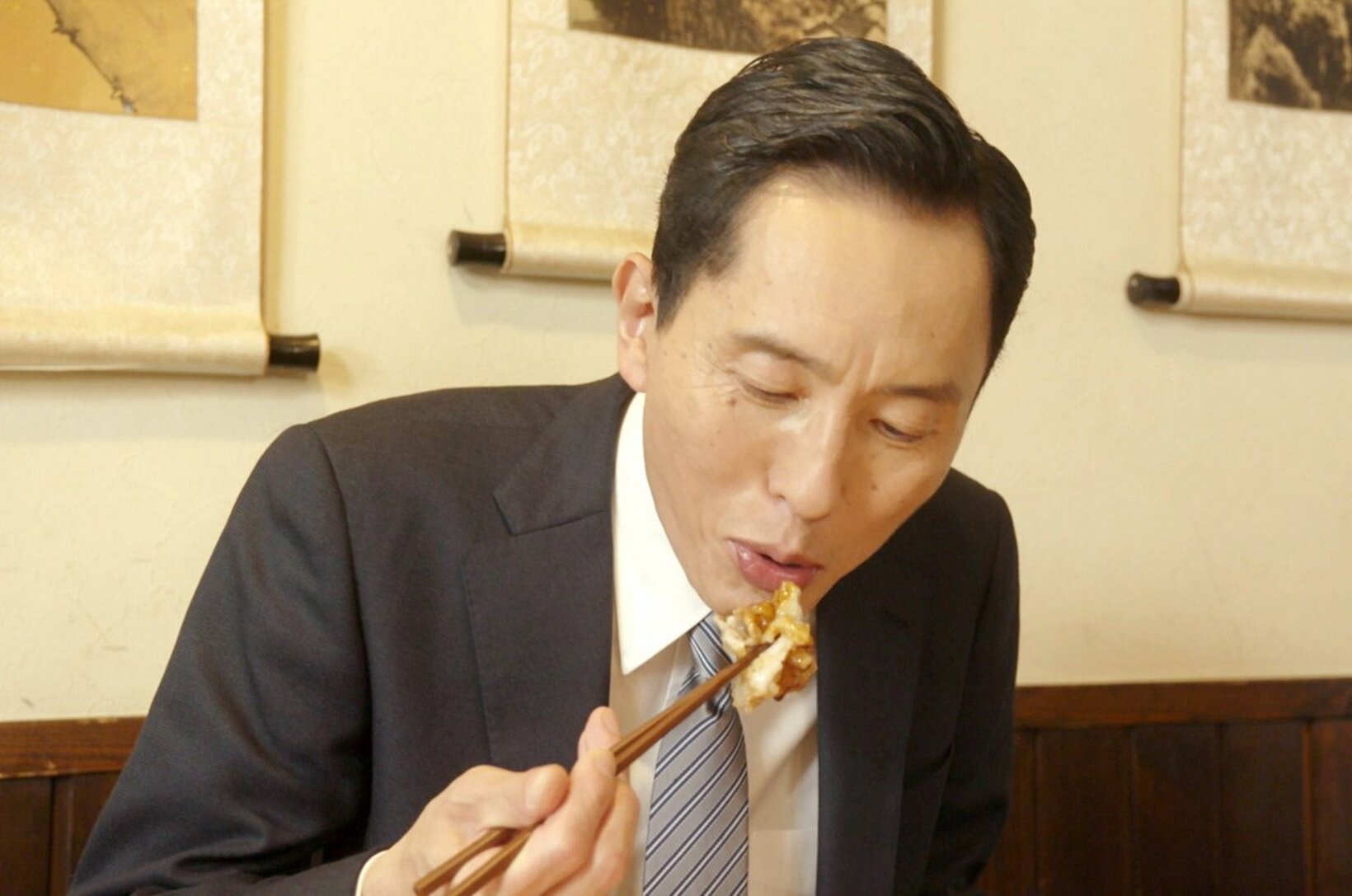 見事な食べっぷりを披露した松重（C）２０２２久住昌之・谷口ジロー・ｆｕｓｏｓｈａ／テレビ東京