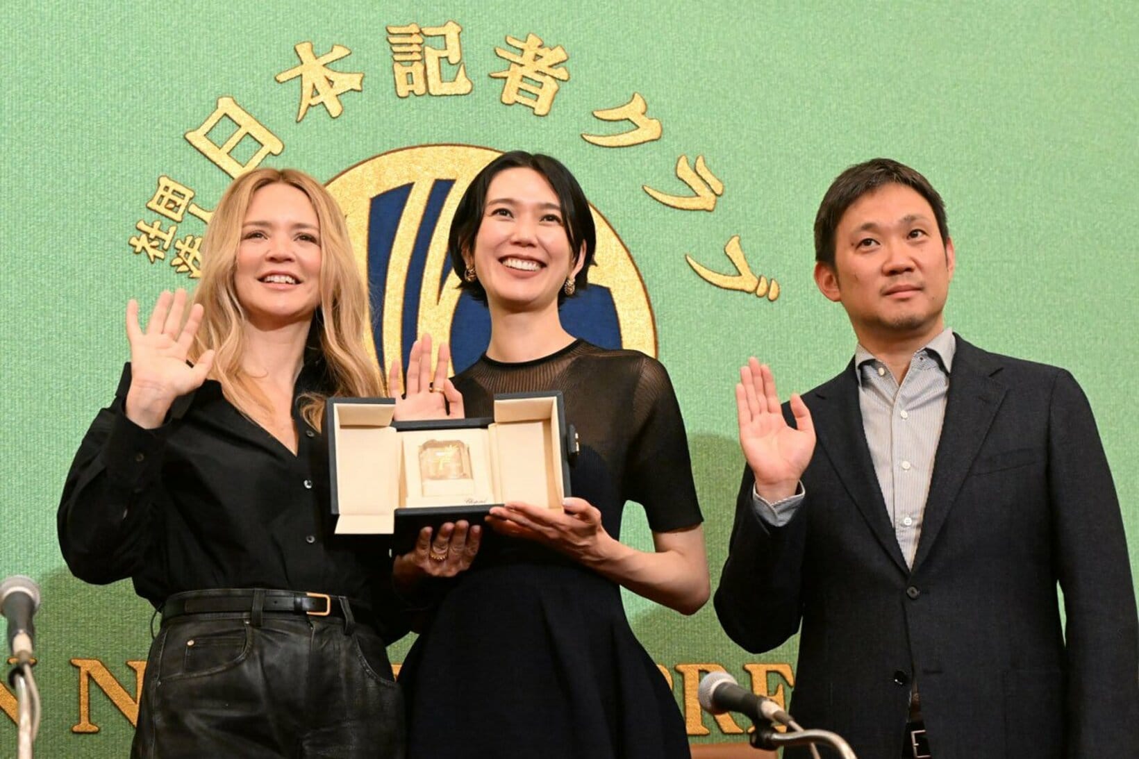 左からヴァージニ・エフィラ、岡本多緒、濱口竜介監督