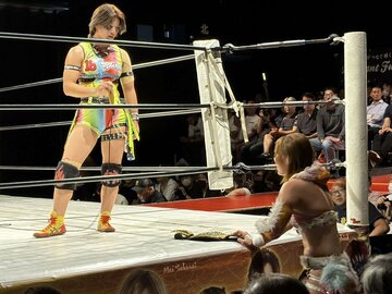 岩谷麻優(右下)に挑戦表明した山岡聖怜