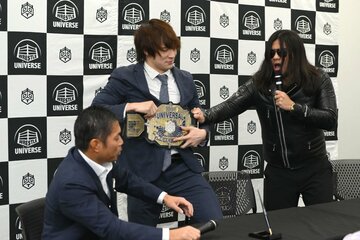 上野勇希（中）のベルトを奪おうとする佐々木大輔（右）。左は土井成樹