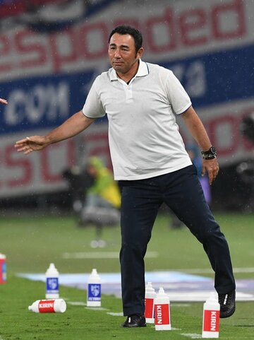  心配そうに戦況を見守ったFC東京・長谷川監督