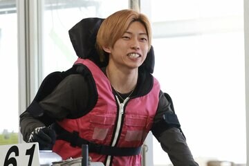 ６１号機を手にした定松勇樹