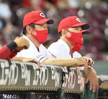  厳しい表情の佐々岡監督