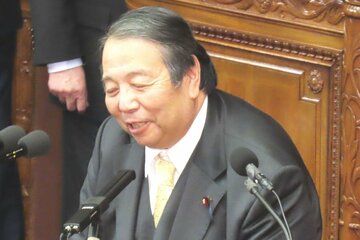 陳謝する村上誠一郎総務相