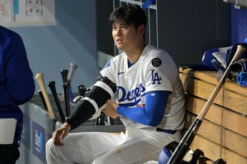 ベンチでくつろぐ大谷翔平（ロイター＝USA TODAY Sports）