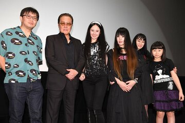 左から寺井到監督、石橋凌、鮎川陽子さん、LUCY  MIRRORさん、鮎川純子さん、唯子さん
